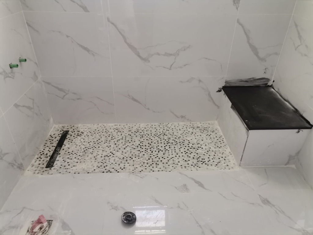 تركيب شاور وجدران رخام وموزاييك للحمامات بالرياض